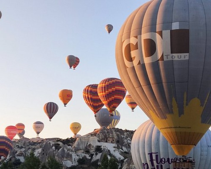 Enjoy a magical Turkey balloon ride in Cappadocia, offering stunning sunrise views, peaceful balloon flights, and an unforgettable unique landscape